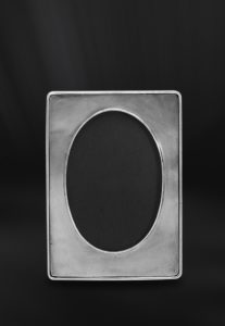 Oval pewter photo frame - Photo frame handmade in Italy - Italian pewter picture frame (Art.485)