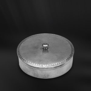 Round pewter box - Round box handmade in Italy - Italian pewter round box (Art.618)