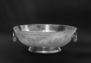 Footed oval pewter centerpiece with handles - Centerpiece handmade in Italy - Italian pewter centerpiece (Art.638)