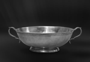 Footed oval pewter centerpiece with handles - Centerpiece handmade in Italy - Italian pewter centerpiece (Art.640)