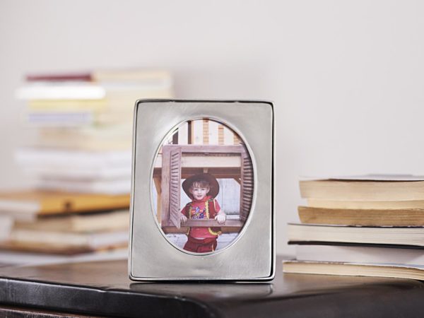 Oval pewter picture frame (486)
