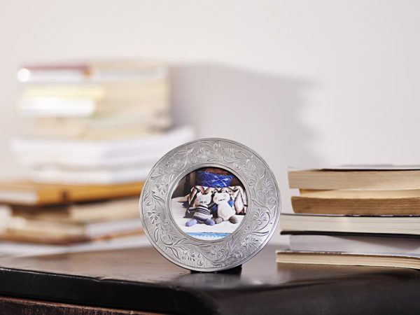 Round pewter picture frame (753)